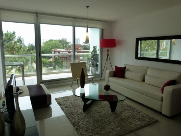 Moderno departamento en alquiler sobre Avenida Roosevelt.